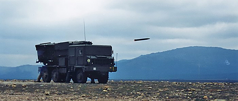 Lanzamiento de uno de los cohetes del sistema Teruel (Ejército de Tierra)